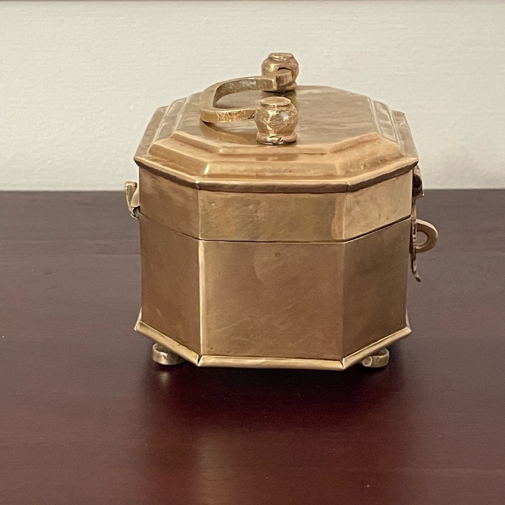 Handmade Brass Vintage Octagon shaped Solid Footed Hinged & Lockable Trinket Box - Picture 7 of 13